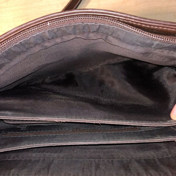 CARRYLAND AMERICA CROSSBODY PURSE 12x8x2.5 approximately Brown - Picture 4 of 8